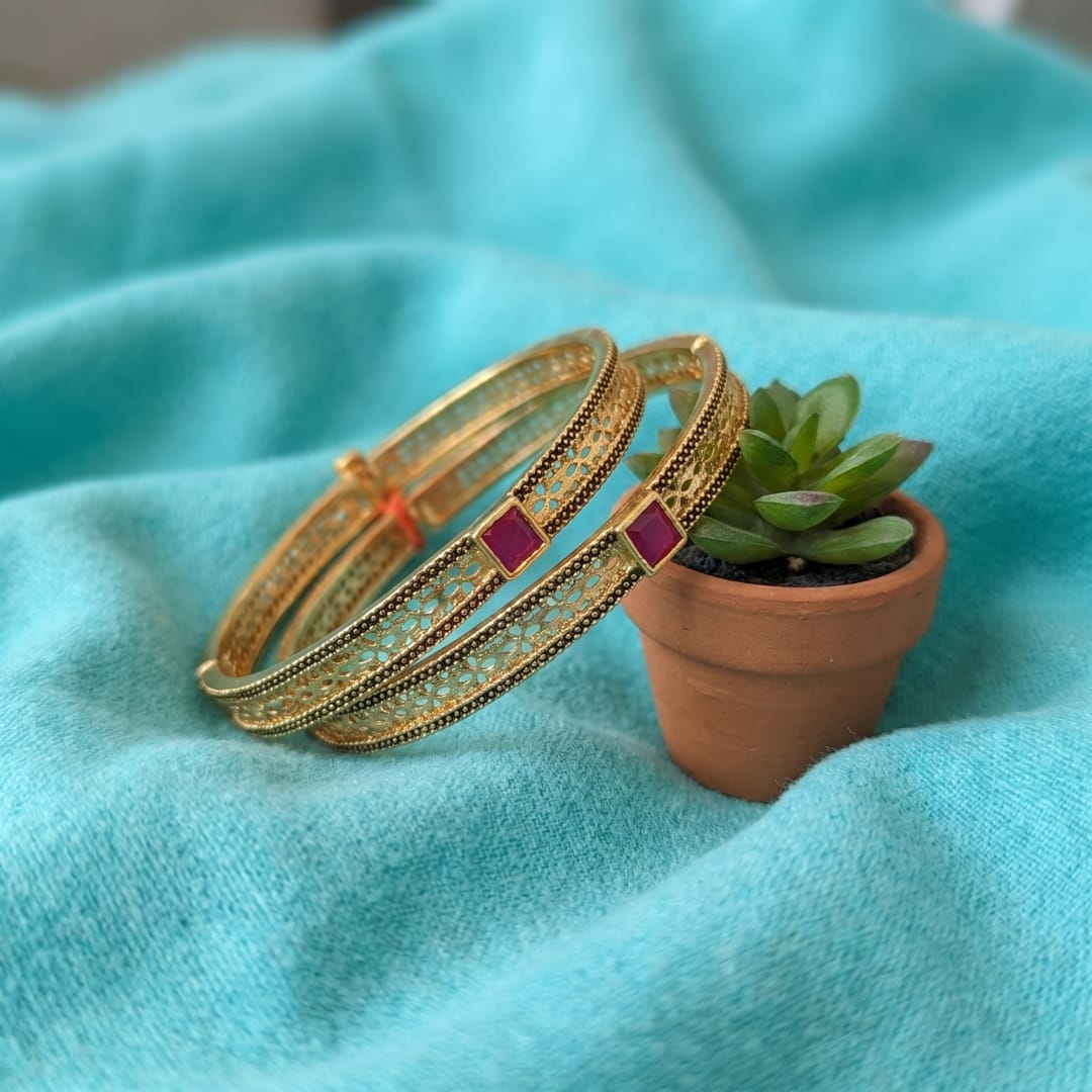Dailywear Raatrani Filigree Matt Bangle